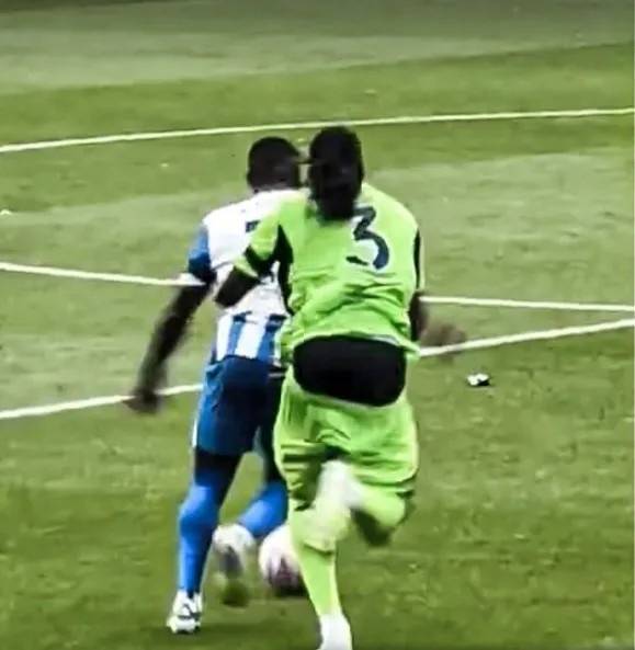 富勒姆球员巴锡边踢比赛边掉裤子，社媒回应：这场我肯定提好裤子