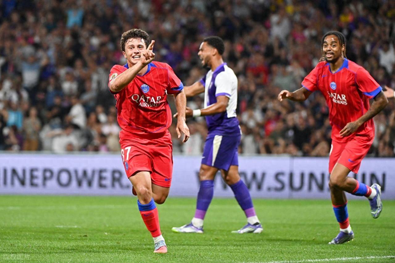 巴黎圣日耳曼6-3大胜图卢兹，内维斯戴帽登顶法甲榜首